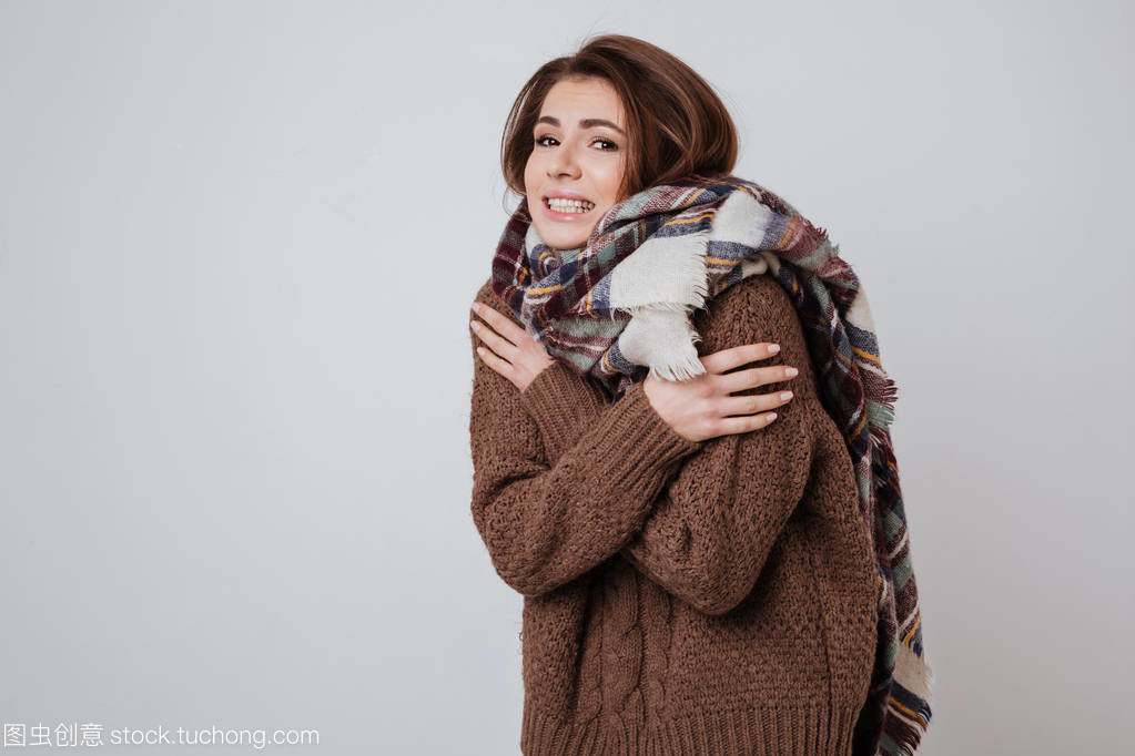 冬日時(shí)尚 年輕女性的毛衣與圍巾穿搭藝術(shù)